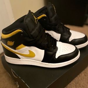 Air Jordan 1s Mid (GS)
